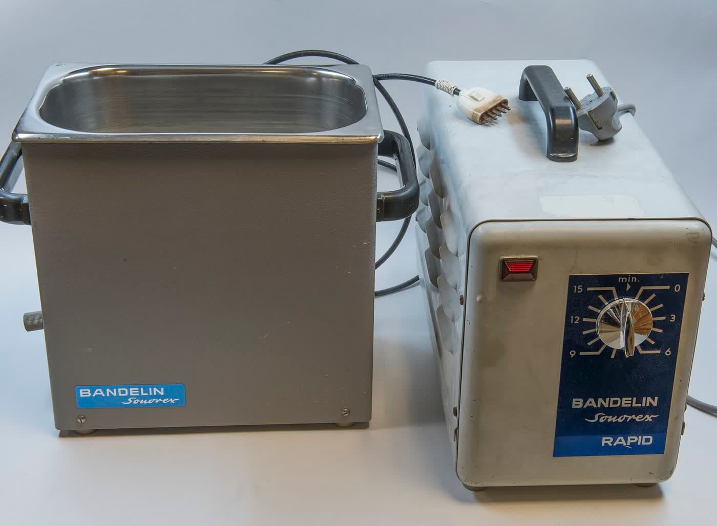 Ultrasonic cleaning tank with basket