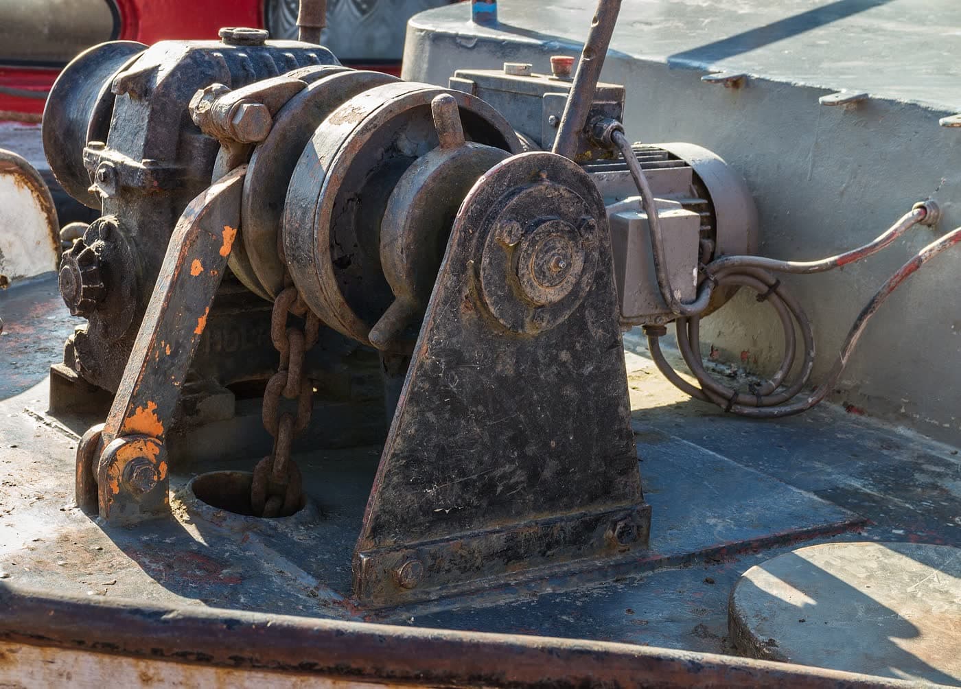 Grooved winch drum with wire rope