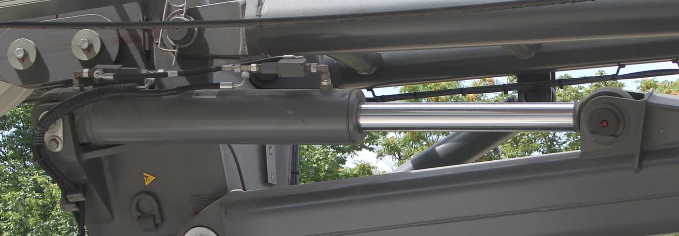 Telescopic hydraulic cylinder extended